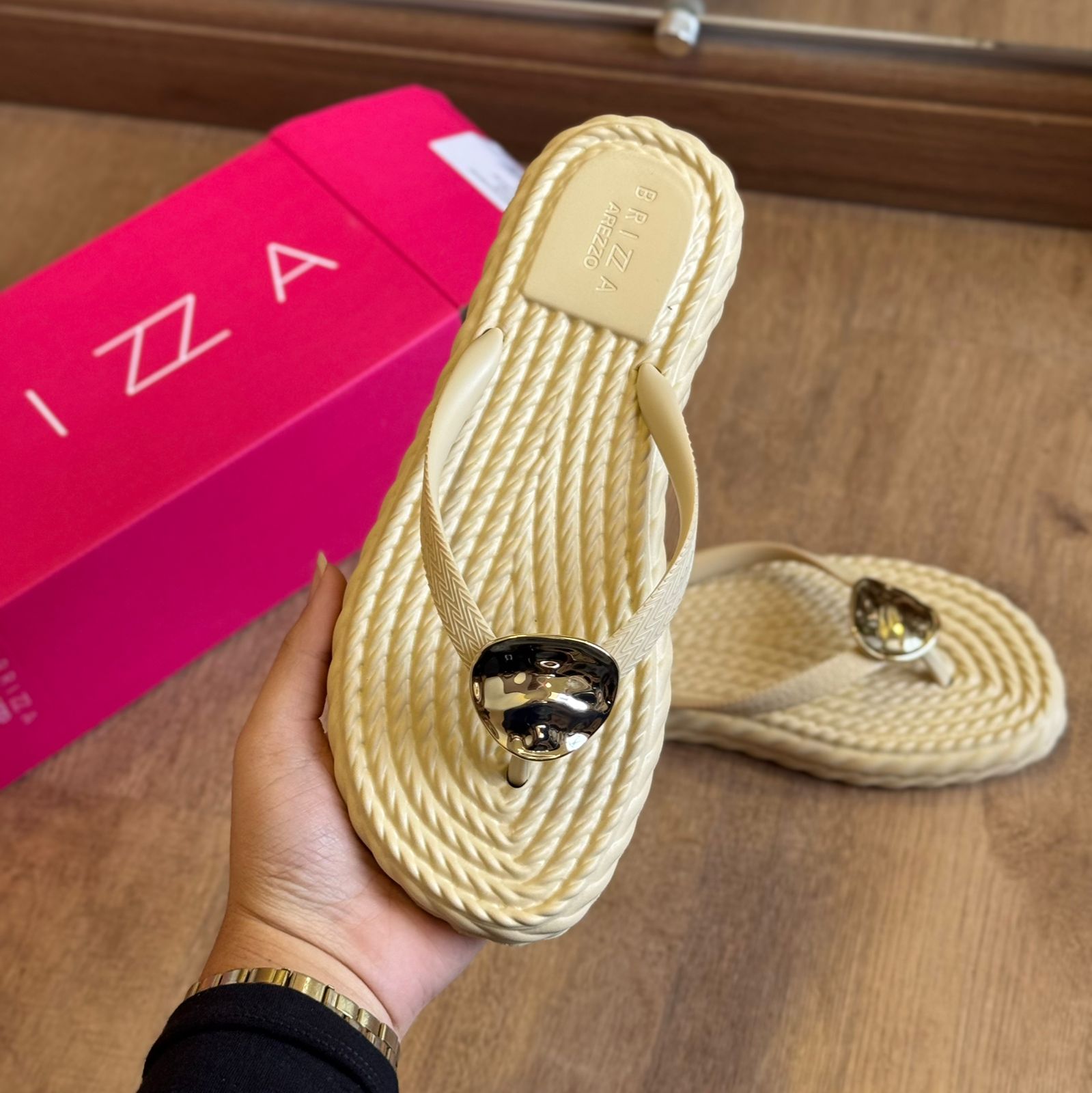Rasteira Arezzo Detalhe Dourado Z191550006