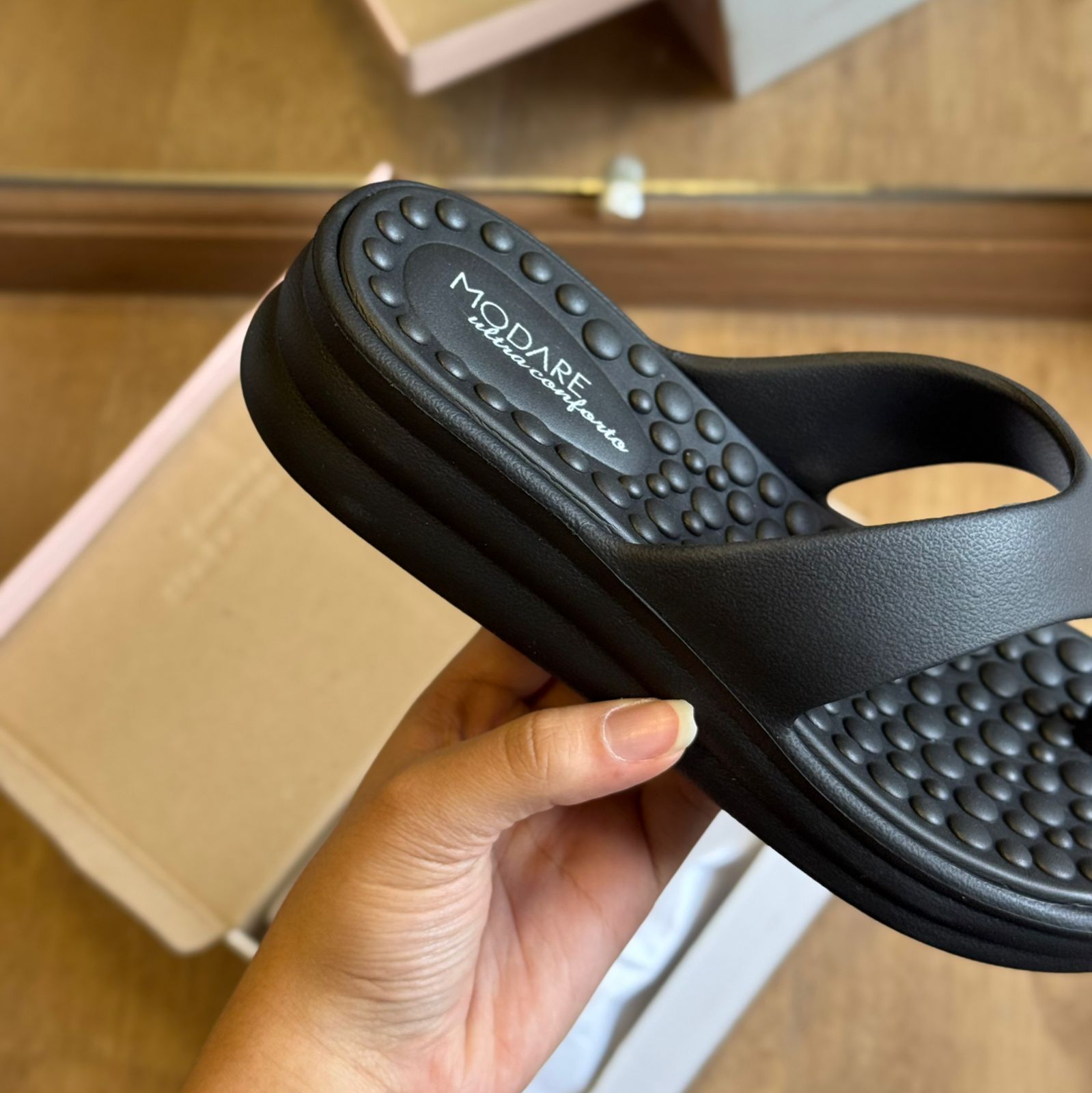 Chinelo Modare Detalhe da Marca Dourado 7213.100