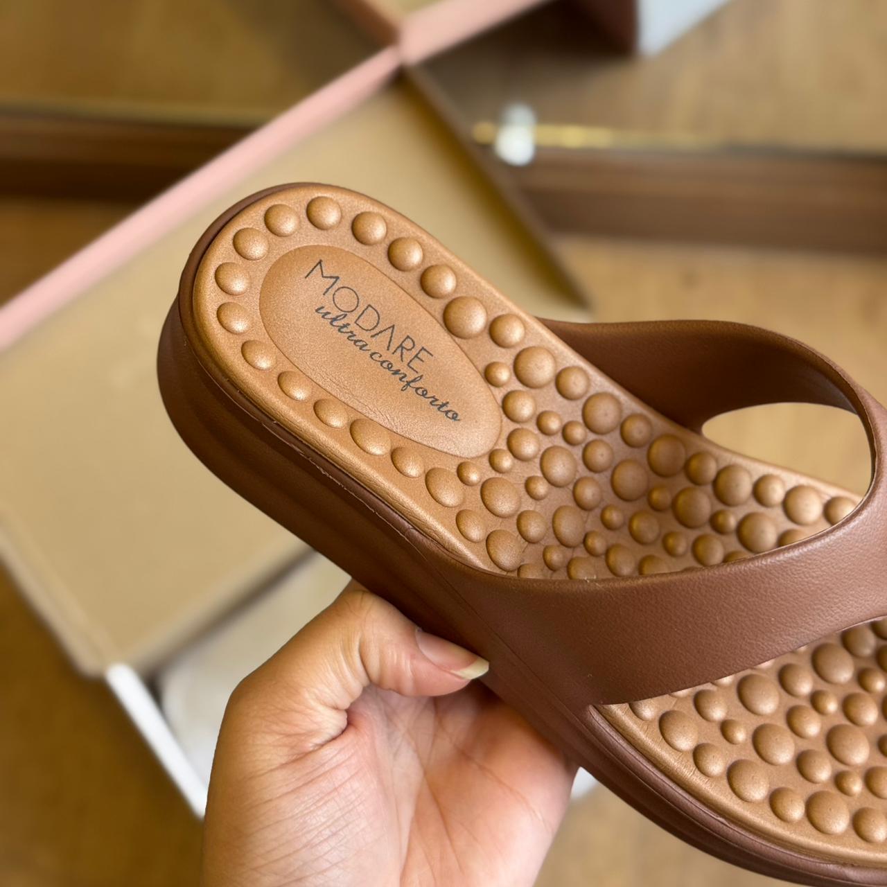 Chinelo Modare Detalhe da Marca Dourado 7213.100