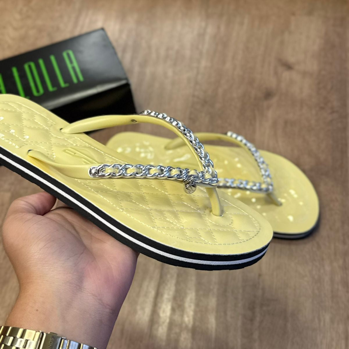 Sandália Santa Lolla Flip Flop Corrente Dourada 0106.0D67