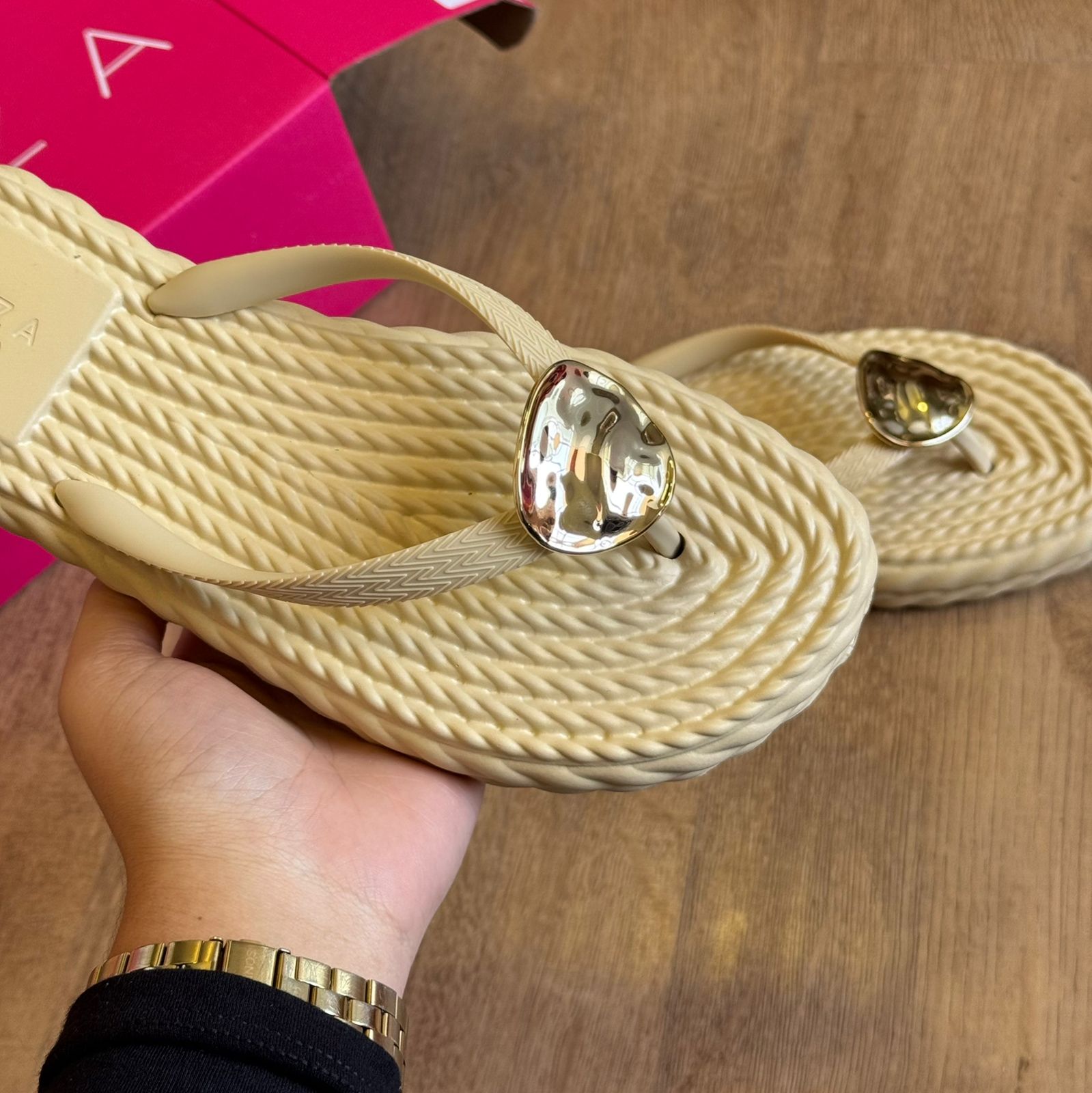 Rasteira Arezzo Detalhe Dourado Z191550006