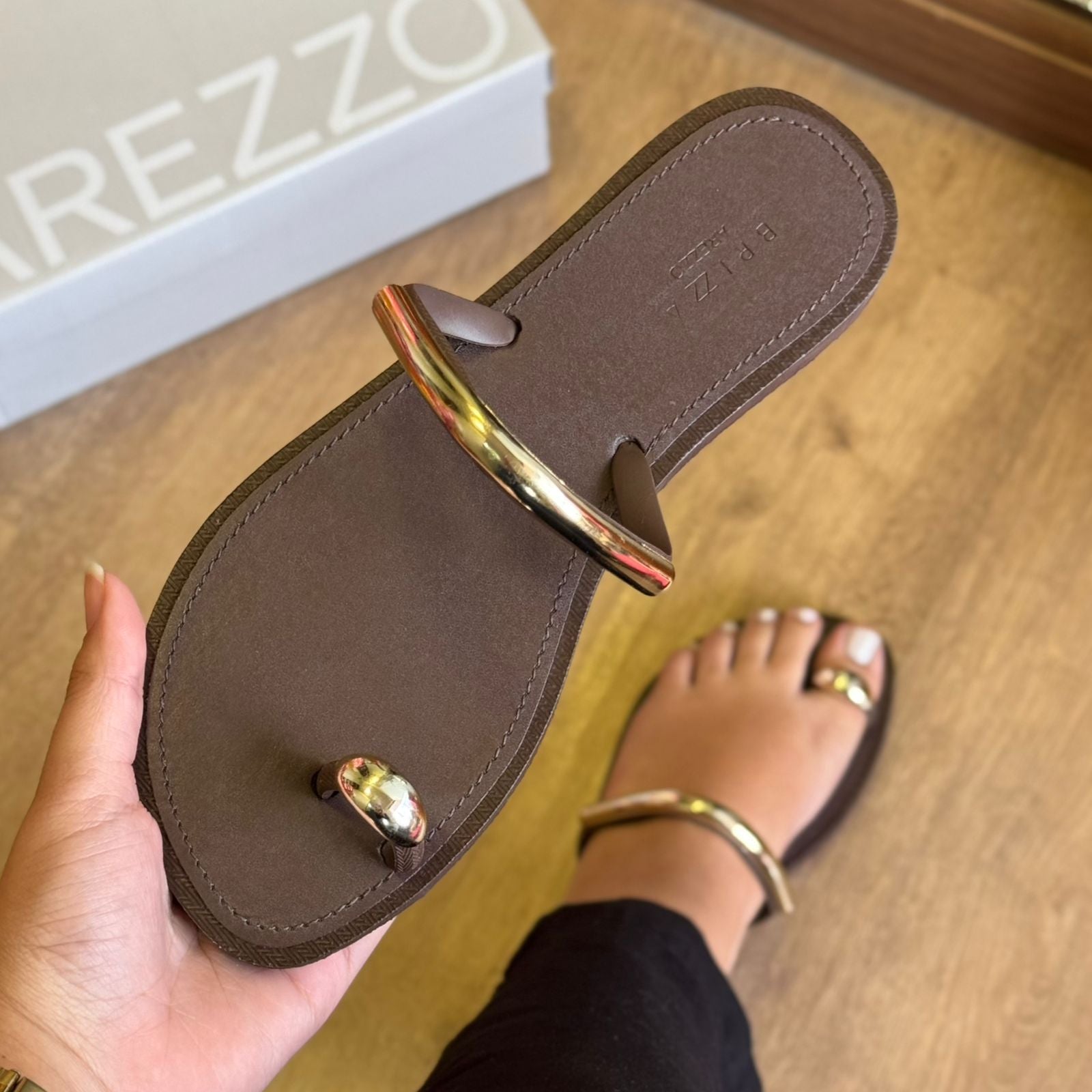 Sandalia Rasteira Arezzo Detalhe Dourado no Dedo Z191790001