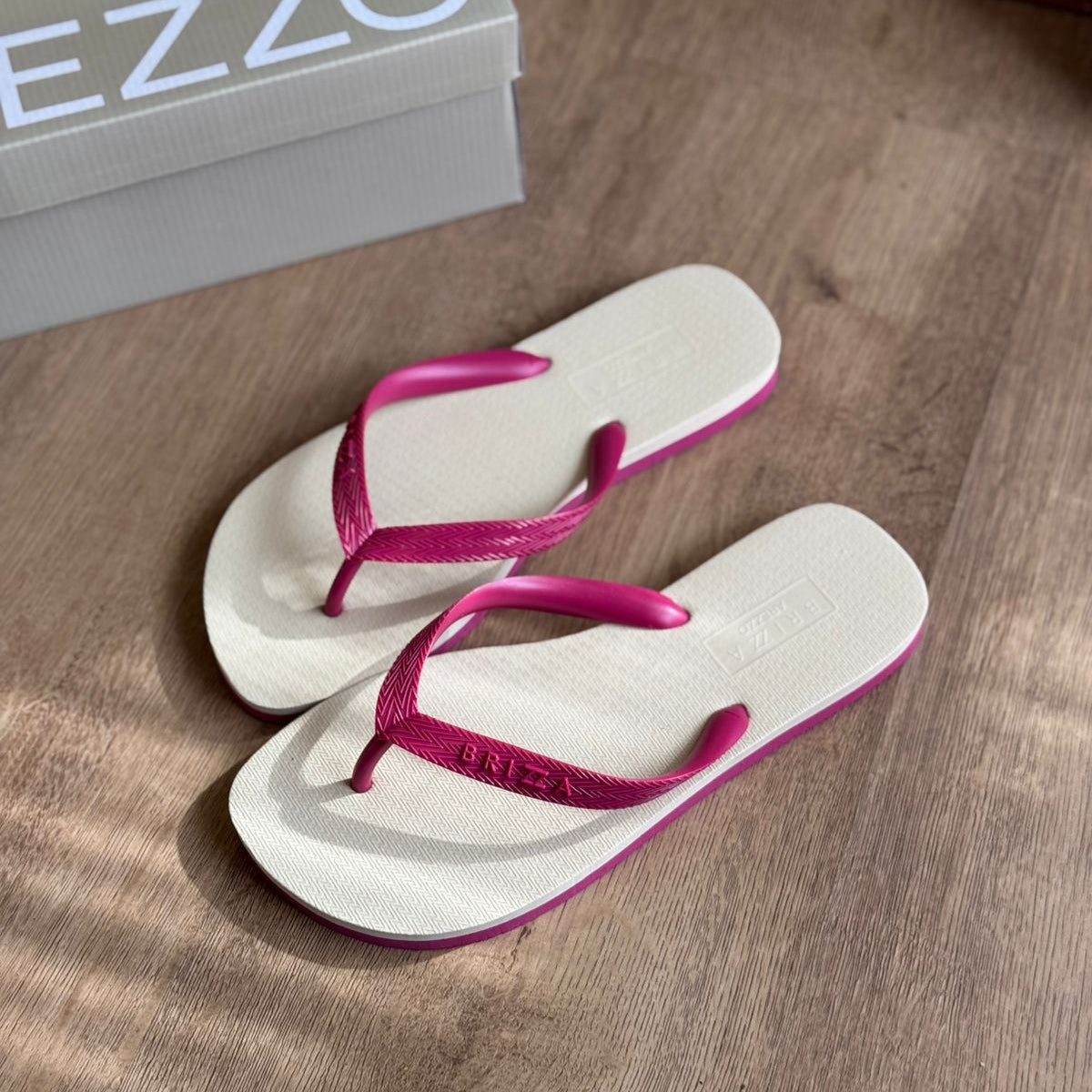 Chinelo de Dedo Arezzo Bicolor Roma Basics Z190350006