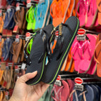 Havaianas Brasil + Placa Logo + Pin Tucano e Coqueiro