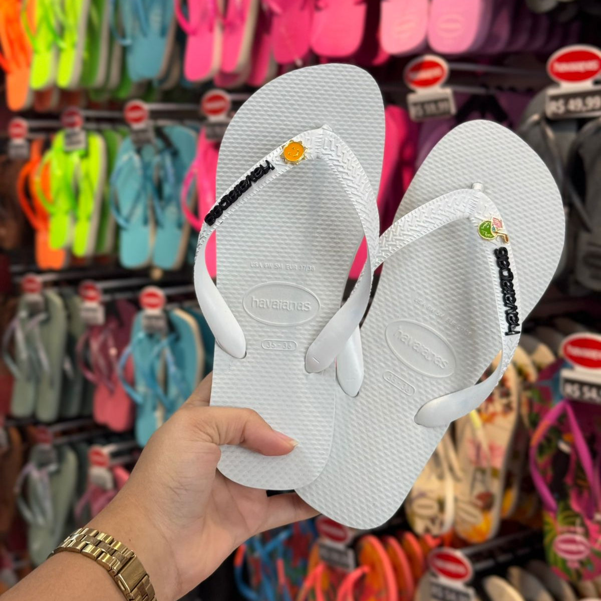 Havaianas Top +  Placa Logo + Pin Sol e Água de Coco