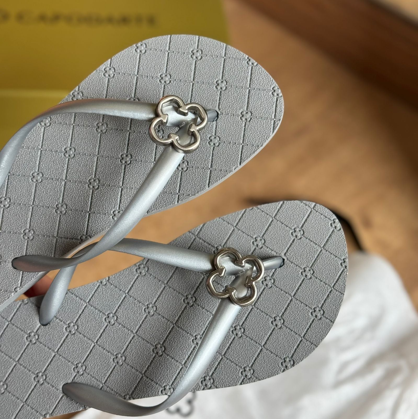 Chinelo De Dedo Capodarte Trevo Dourado 4015042