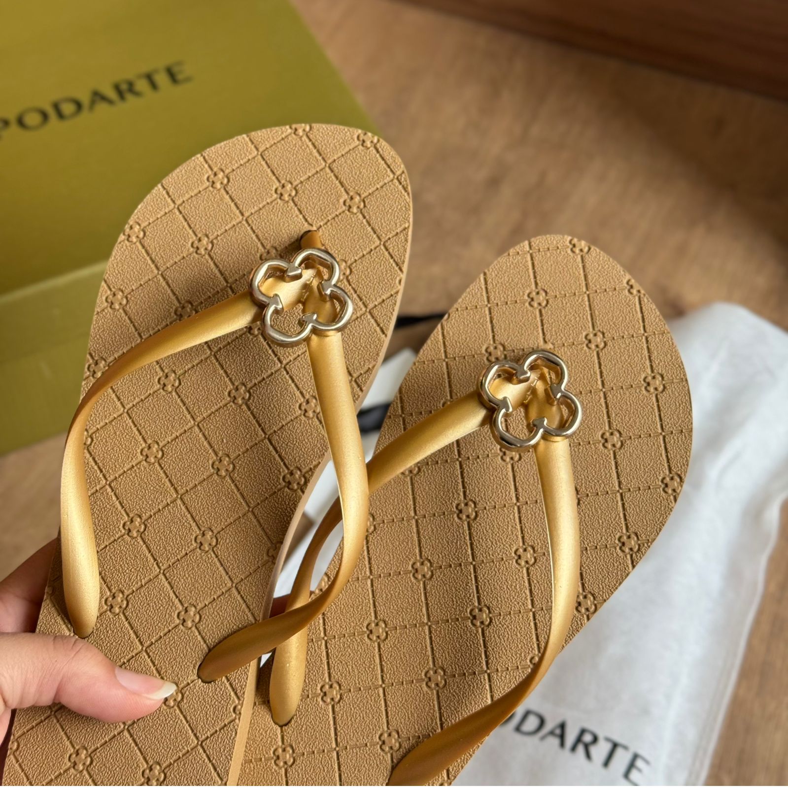 Chinelo De Dedo Capodarte Trevo Dourado 4015042