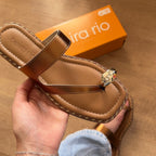 Sandália Beira Rio Rasteira Detalhe Dourado no Dedo 8506.209