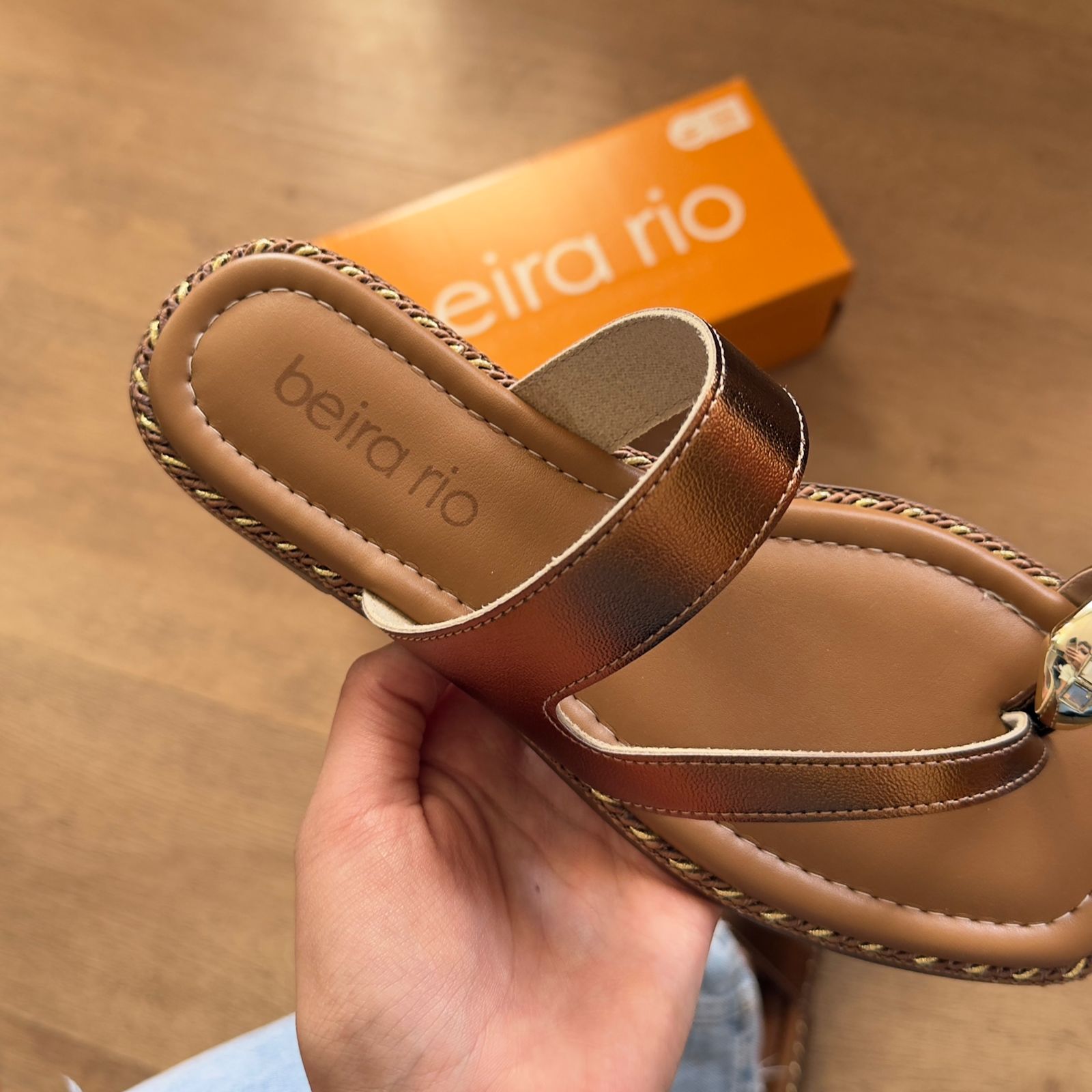 Sandália Beira Rio Rasteira Detalhe Dourado no Dedo 8506.209
