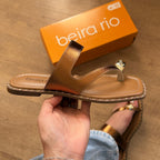 Sandália Beira Rio Rasteira Detalhe Dourado no Dedo 8506.209