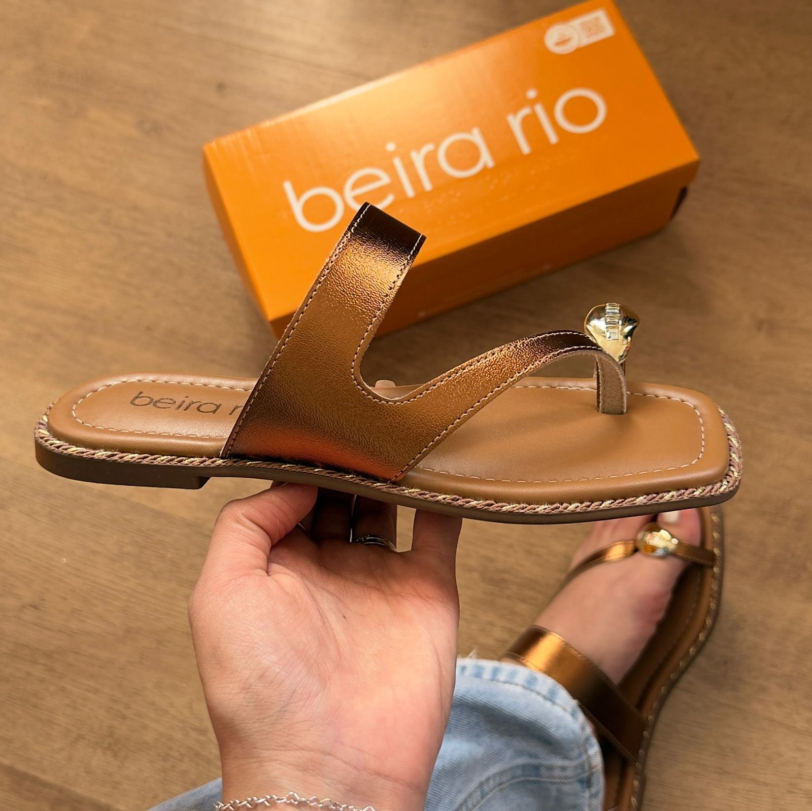 Sandália Beira Rio Rasteira Detalhe Dourado no Dedo 8506.209