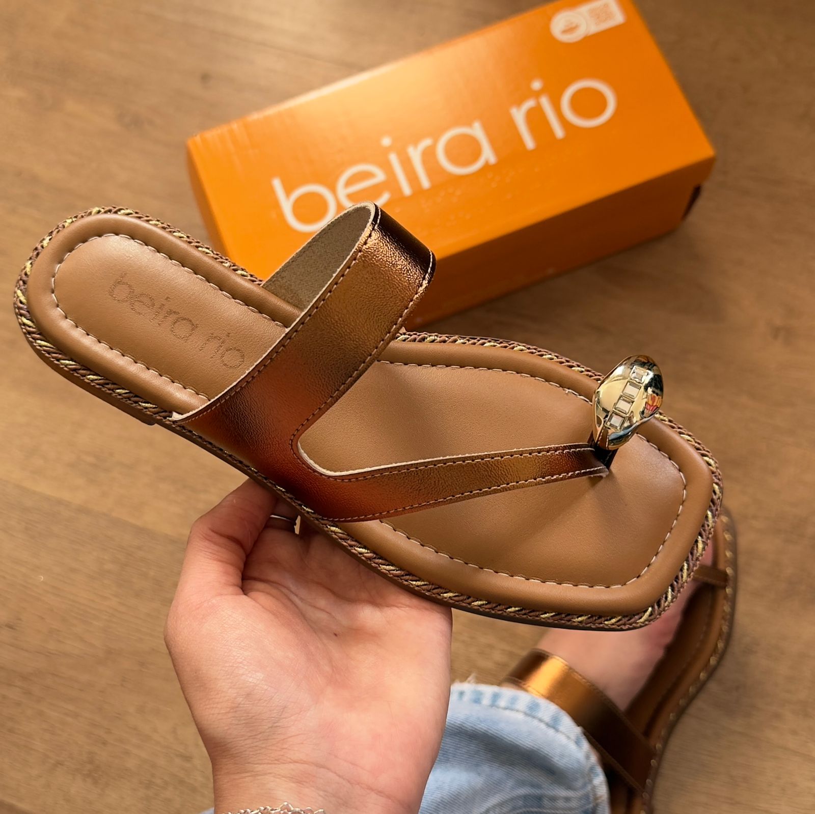 Sandália Beira Rio Rasteira Detalhe Dourado no Dedo 8506.209