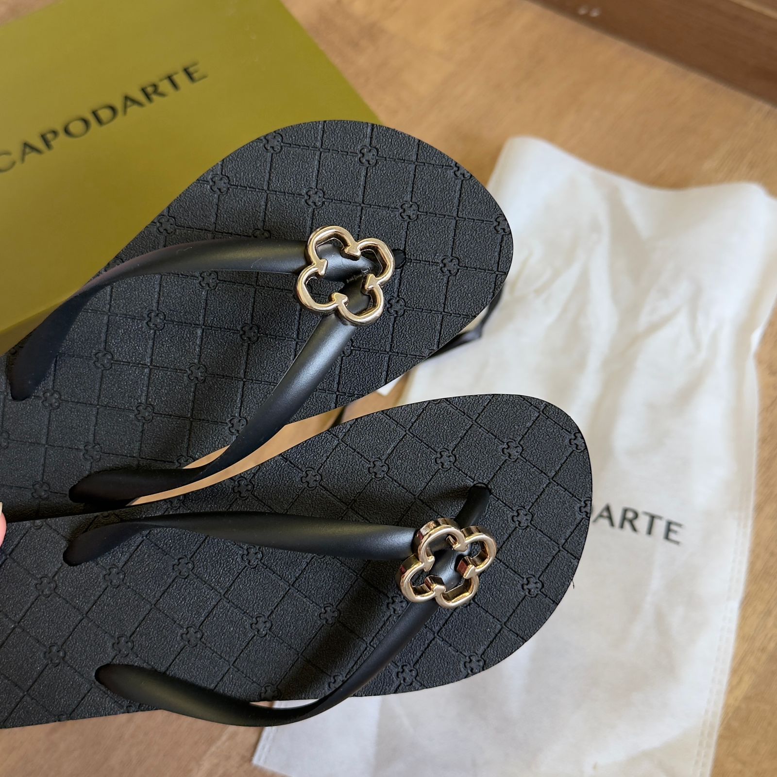 Chinelo De Dedo Capodarte Trevo Dourado 4015042