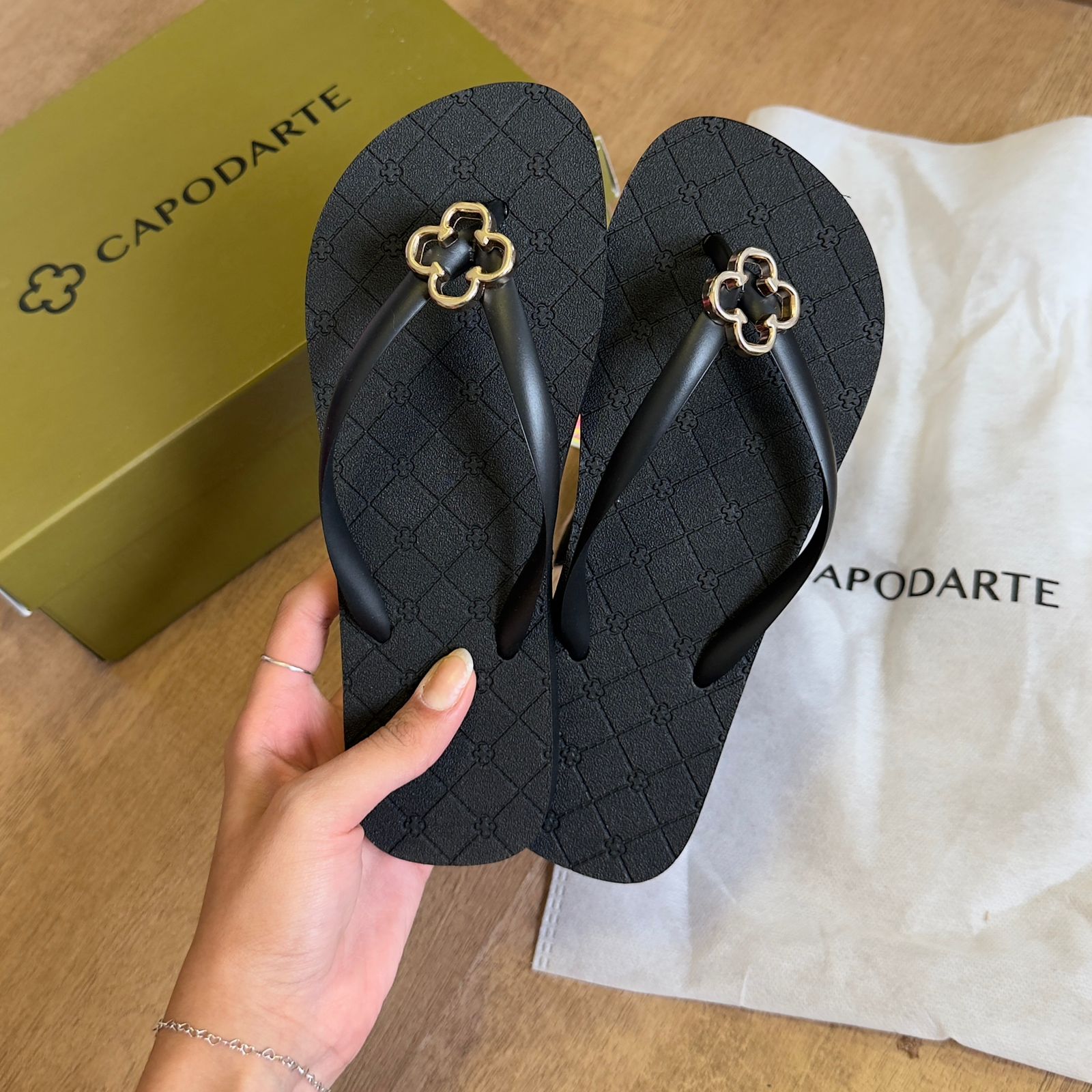 Chinelo De Dedo Capodarte Trevo Dourado 4015042