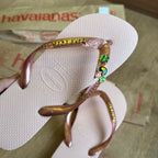 Havaianas Top + Placa Logo + Pin Tucano, Trevo, Brasil e Coqueiro