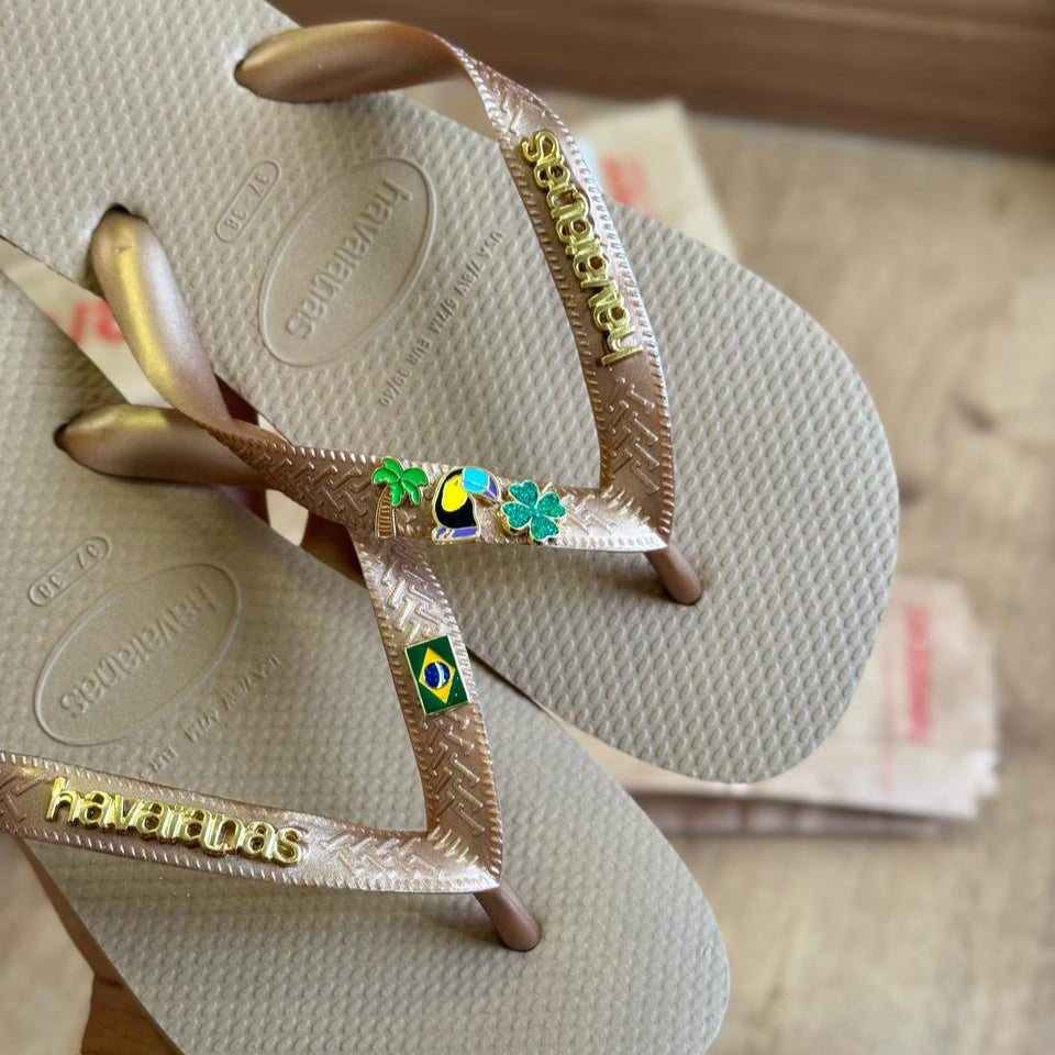 Havaianas Top + Placa Logo + Pin Tucano, Trevo, Brasil e Coqueiro
