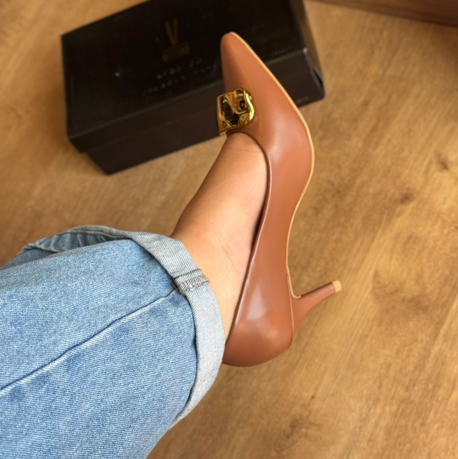 Scarpin Vizzano Bico Fino Detalhe Dourado 1185.1445
