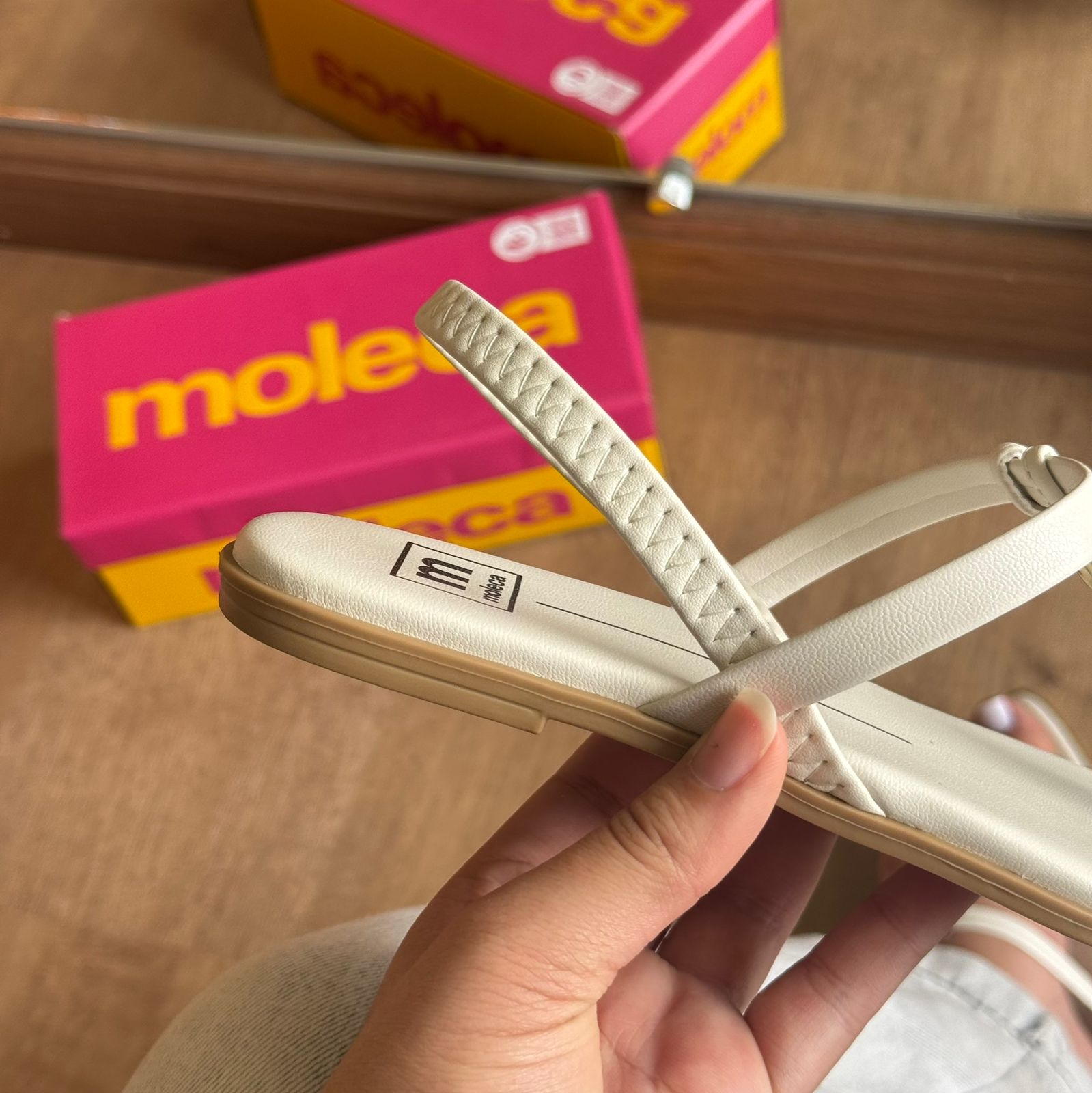 Sandália Moleca Rasteirinha Detalhe Metálico 5560.102