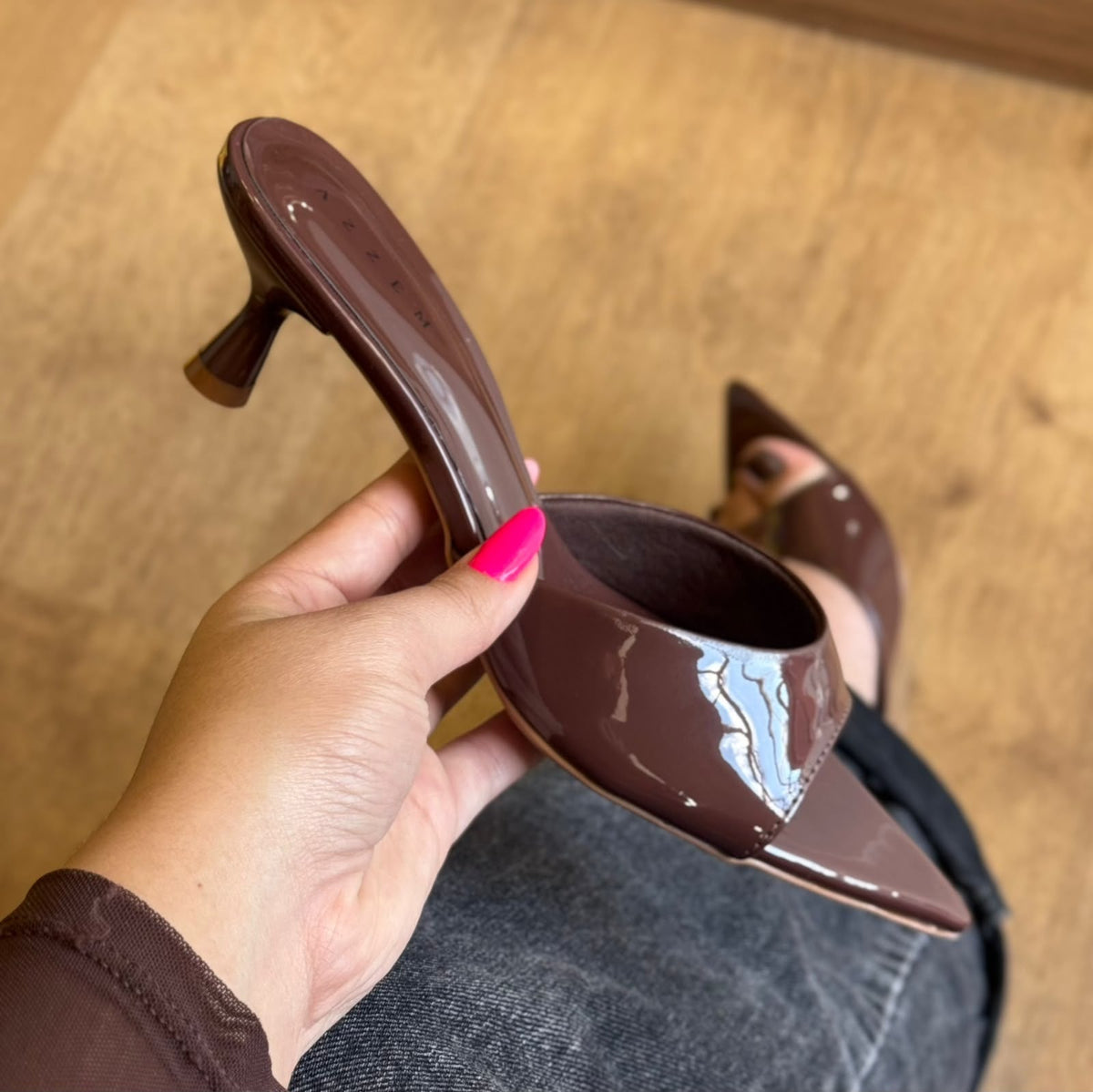 Mule Azzem Salto Baixo Verniz