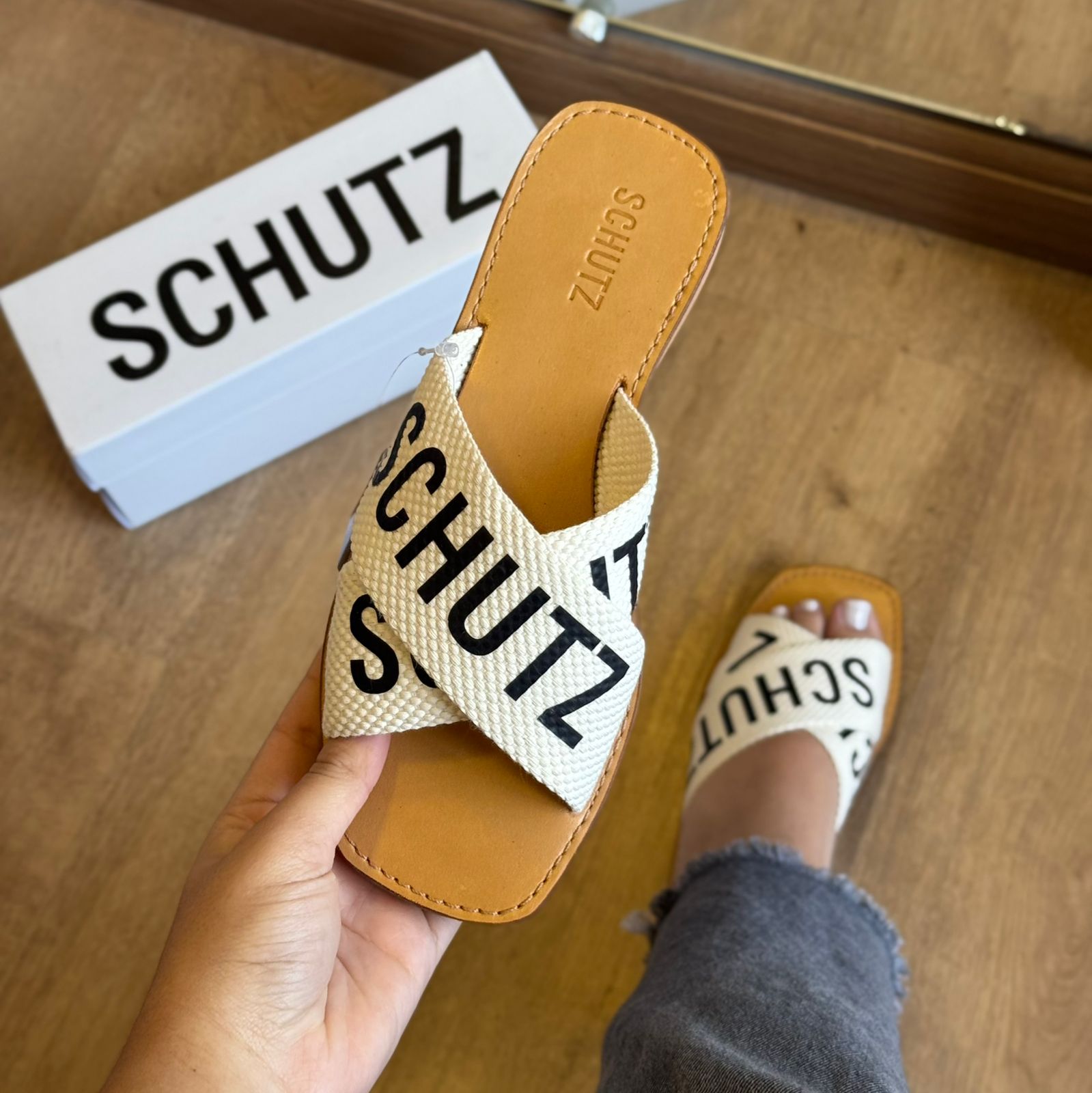Sandália Schutz  Rasteira de X  Logo S208890004