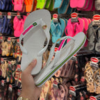 Havaianas Brasil + Placa Logo + Pins Capivara