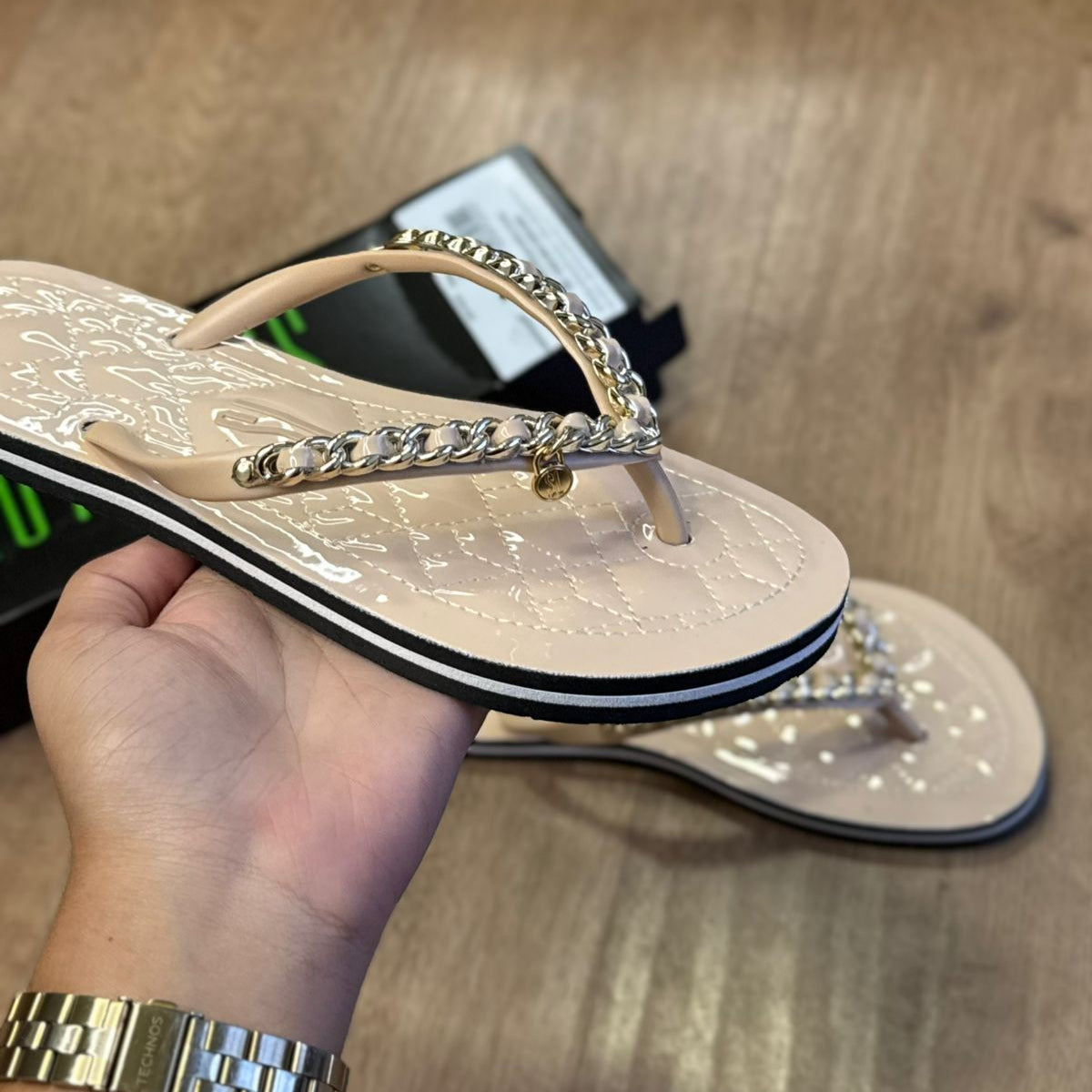 Sandália Santa Lolla Flip Flop Corrente Dourada 0106.0D67